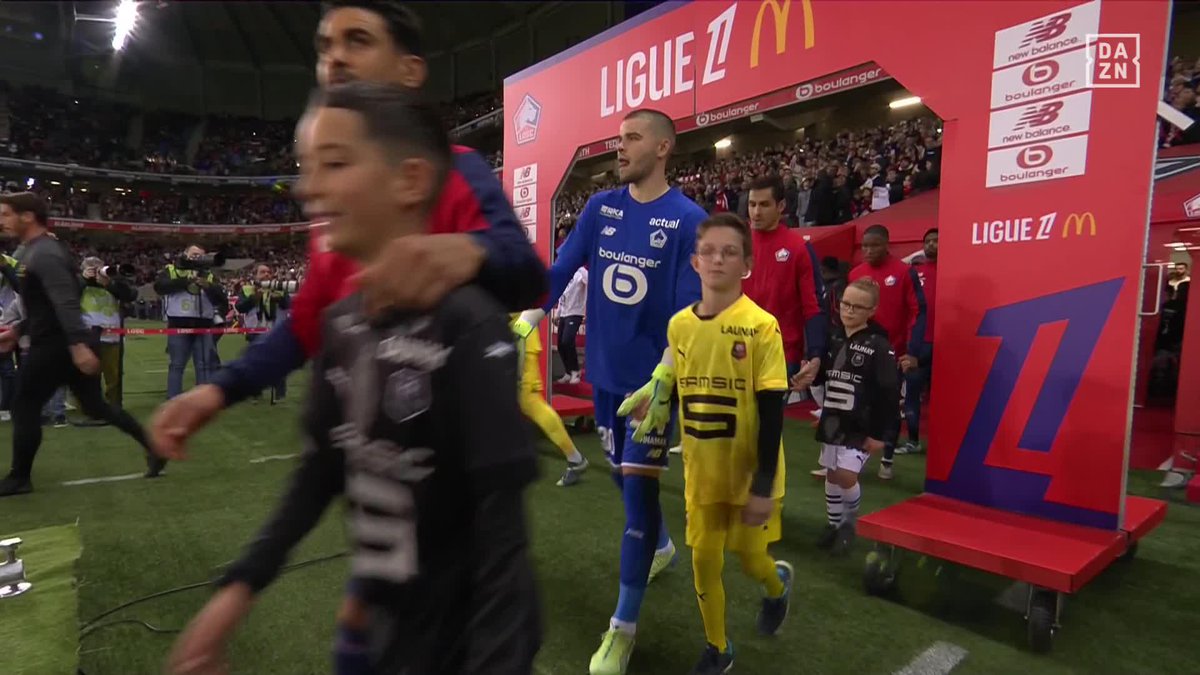 Le tifo géant du LOSC pour fêter les 80 ans du club ce dimanche face à Rennes ! 🏟️❤️🤍 🎥 DAZN France
