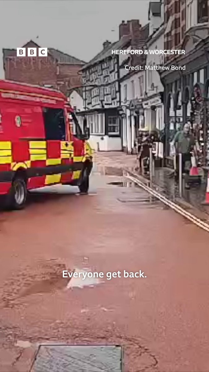 The moment that the Kyre Brook flood wall collapsed in Tenbury Wells, a market town in Worcestershire, England today...🌊🌊🌊 #StormBert