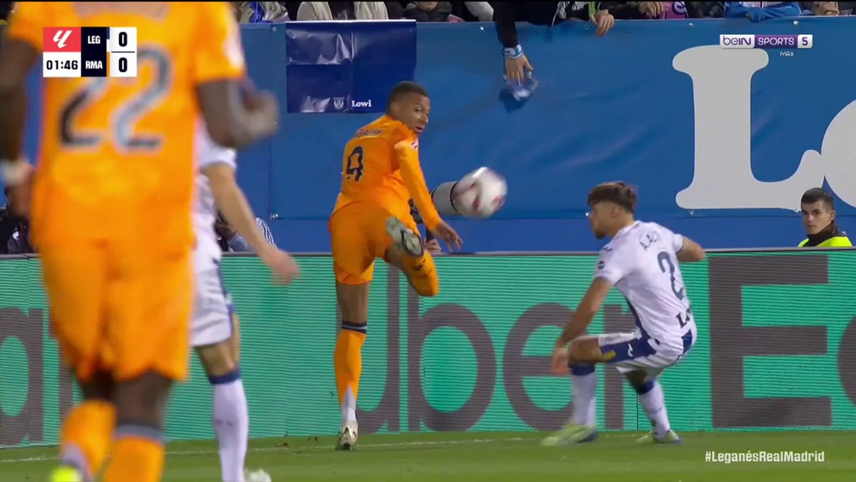 Le show Kylian Mbappé 🇫🇷 après 1 minute de jeu en tant qu’ailier gauche. 🎥 beIN SPORTS