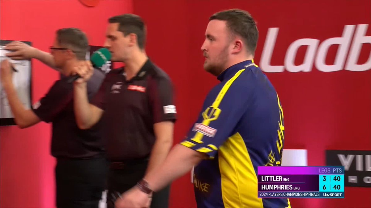 LITTLER FIGHTING BACK! How big a moment could that be? Humphries misses two at tops for a 7-3 cushion, and Littler pins the same target to cut the deficit to 4-6! 📺 #PCF2024 | Final