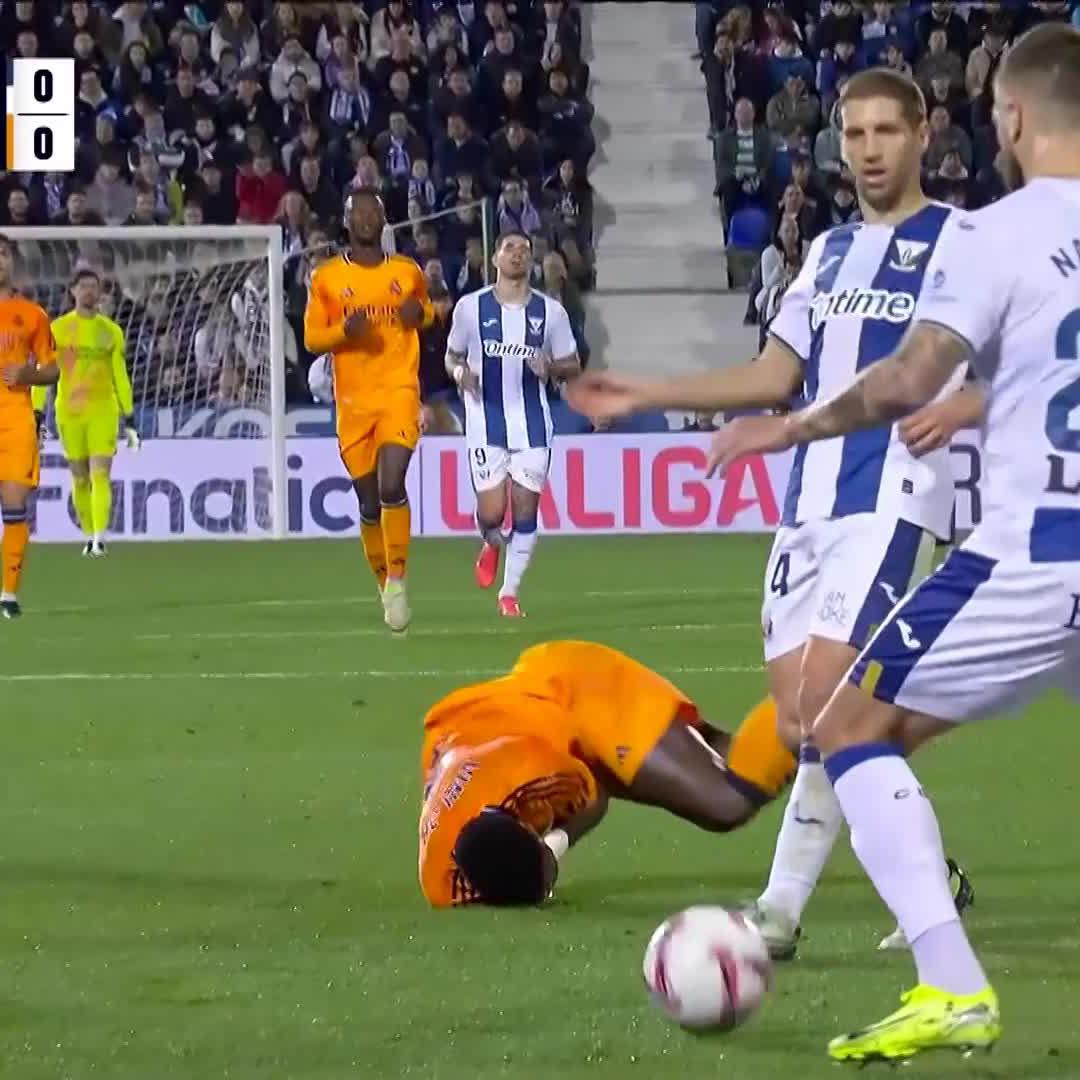 Vini mit der nächsten Fallon D'Floor-Bewerbung - und bekommt sogar den Freistoß #DAZNmoment #LaLiga