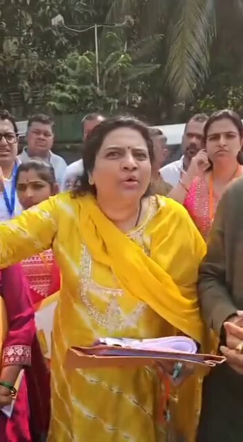 (153 दहिसर विधानसभा) एमएनएस उम्मीदवार राजेश येरुंकर कह रहे हैं कि जिस हिस्से में मैं उम्मीदवार हूं, वहां एमएनएस को सिर्फ 2 वोट मिले हैं. यह संभव नहीं है कि मेरी मां, मेरी पत्नी, मेरी बेटी ने भी मुझे वोट नहीं दिया हो, ईवीएम की बैटरी 99% थी, फॉर्म नंबर 17सी और ईवीएम सीरियल नंबर