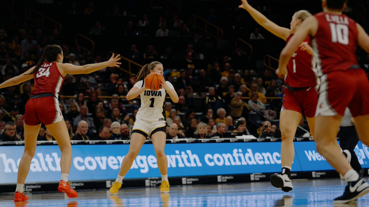 This no-look dime... 🤩 Taylor Stremlow x Ava Heiden #Hawkeyes