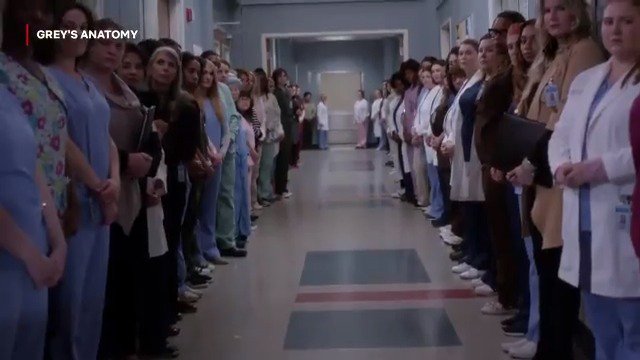 siendo 25N quiero recordar esta escena de anatomía de grey una mujer es violada y como no podía ver a ningún hombre pq recordaba a su violador, las mujeres del hospital se ponen en los pasillos para mostrarle su apoyo…sororidad