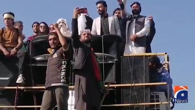جب تک خان ہمارے پاس نہیں آجائیں گے ہمیں مارچ کو ختم نہیں کرنا، بشریٰ بی بی کا ہزارہ انٹرچینج پر پی ٹی آئی کارکنوں سے خطاب