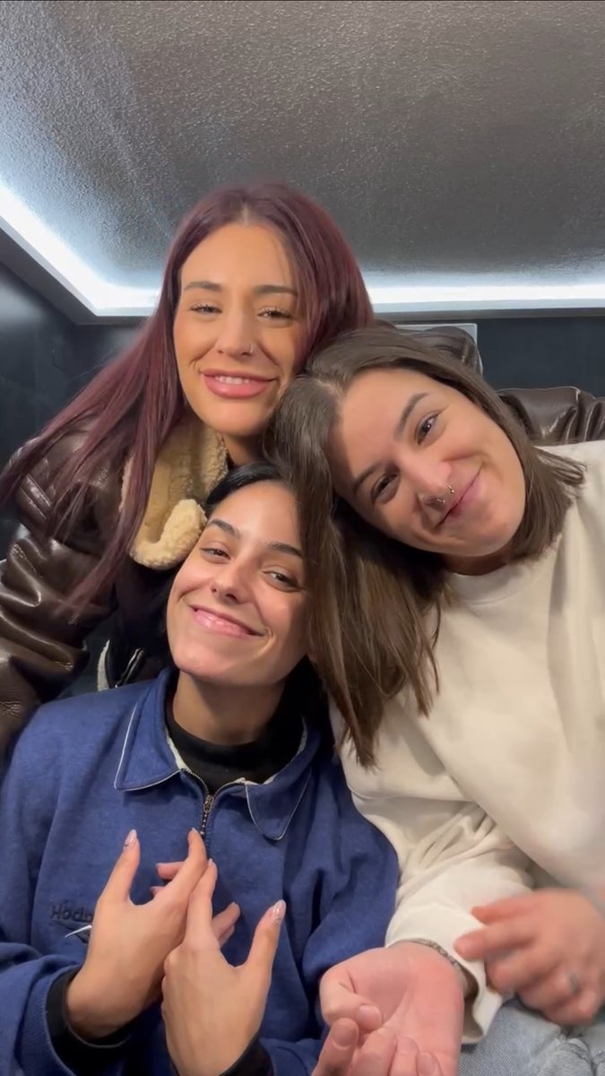 Cantaremos polas que loitaron, polas que loitan e polas que han de loitar. Seremos a voz daquelas ás que lla arrincaron. E pintaremos de violeta cada porta que faga falta. 💜💜💜 Vanessa Rozalen 🎶 #NiUnaMenos #25N