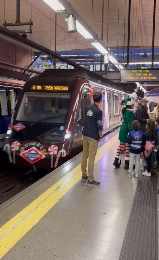 🚇🎄 ¡Ya está aquí! ⏰ Podrás consultar los horarios de paso del #TrenDeLaNavidad en este perfil. #ElViajeDeLaNavidad #NavidadEnMetro