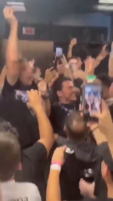 ¡EL LOCO, MÁS LOCO QUE NUNCA! La felicidad de Martín Palermo a puro canto durante los festejos de OLIMPIA CAMPEÓN 🎶 📹 Somos Olimpia™
