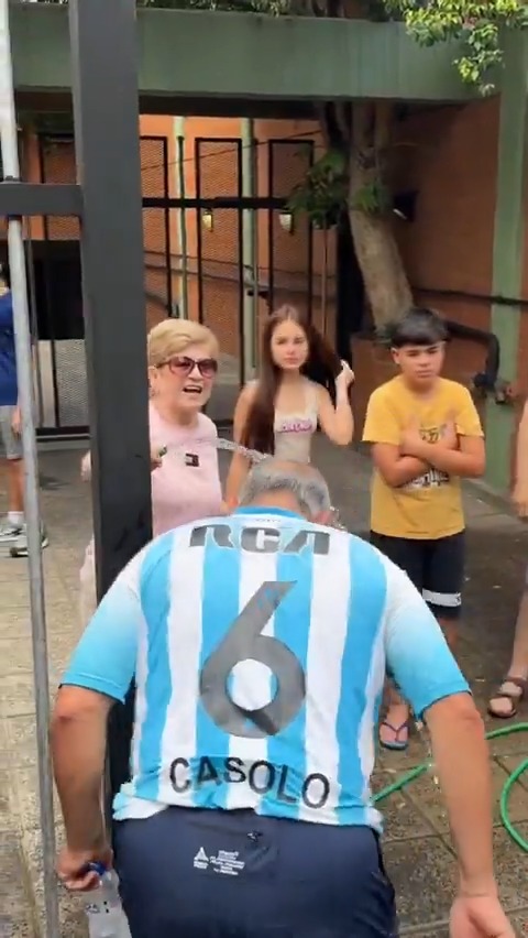 EL ENORME GESTO DEL PUEBLO PARAGUAYO: destacable la hospitalidad de la gente local con los hinchas de Racing y los extranjeros que llegaron a la final de la #Sudamericana ๐