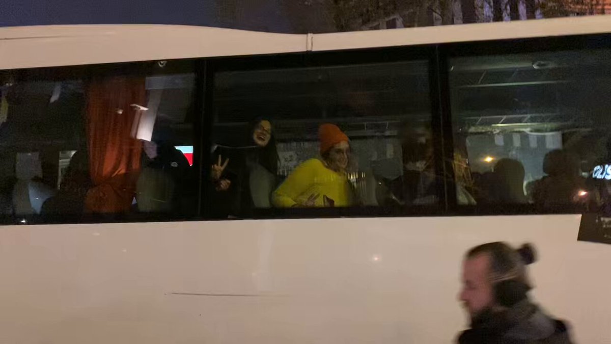 Bugün de halka güçlerini göstermiş, memleketi kurtarmışlar. Bu “suçlular” kadına şiddete karşı mücadele gününde yürüyüş yapmak istemiş. Devletimiz gücünü göstermiş yine…