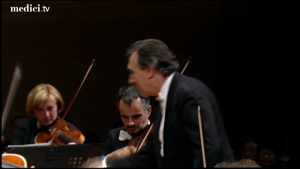 ✨🎶 Let's go back to Claudio Abbado's legendary 1994 performance with the Berliner Philharmoniker during their tour of Japan! Here they are in Mussorgsky's rambunctious Night on Bald Mountain, one of the program's many resounding successes. ✨🎶