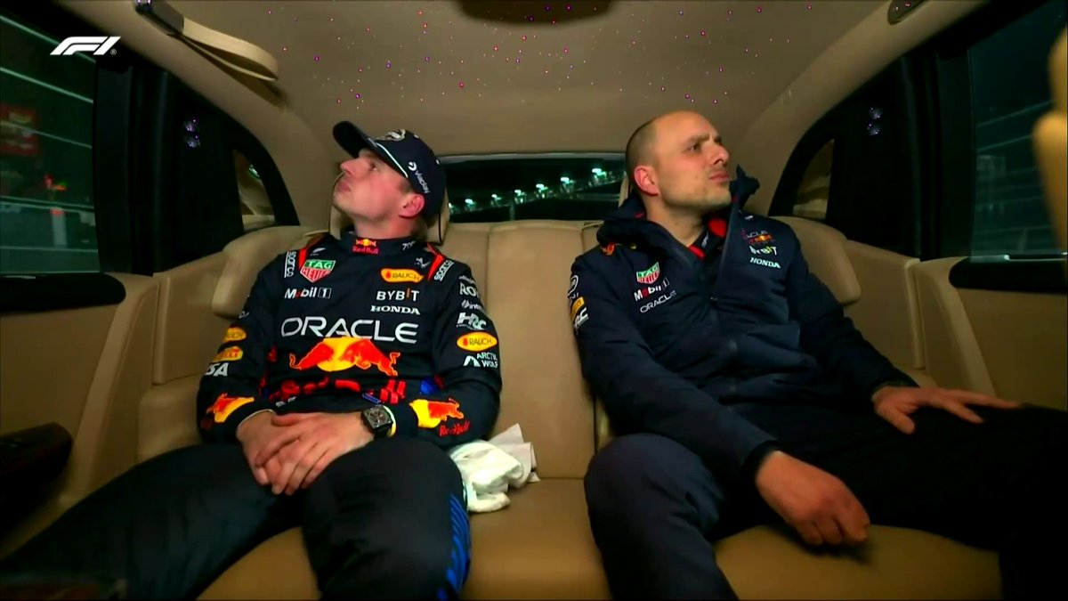 "Je n'ai pas l'habitude de ce genre de voitures." 👀 Max fait le tour de la voiture et de ses options, Carlos, George et Lewis font le debrief du Grand Prix... Deux voitures, deux ambiances 🚖 #LasVegasGP #F1