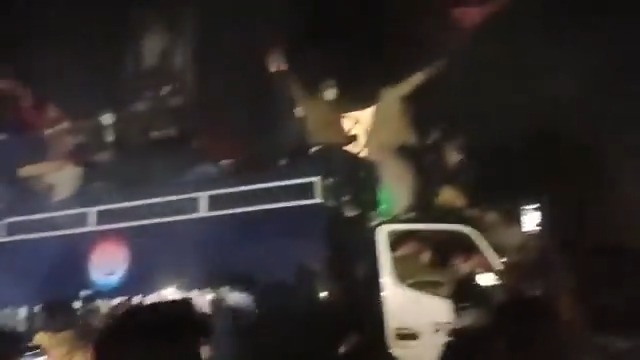 چھ گھنٹے کی بھرپور مزاحمت کے بعد پی ٹی آئی کارکنان نے 26 نمبر چونگی کی رکاوٹ عبور کر لی۔ پولیس اور رینجرز پیچھے ہٹنے پر مجبور ہو گئے، اور کارکنان سری نگر ہائی وے کی جانب پیش قدمی کر رہے ہیں۔