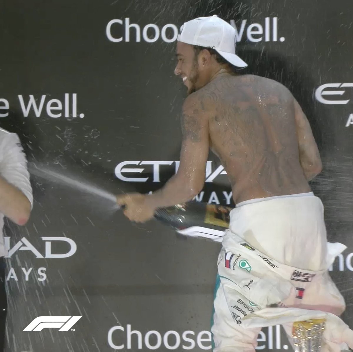 Há exatos seis anos, uma das celebrações mais icônicas de Lewis Hamilton acontecia 🍾