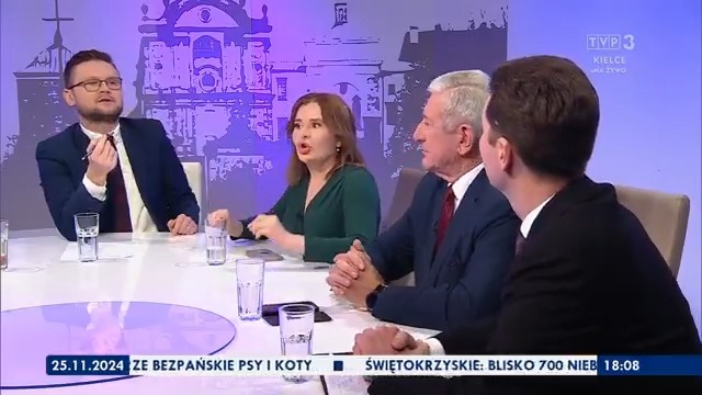 MUSICIE TO ZOBACZYĆ! Radny Gerard Pedrycz z PO mówi, że Karol Nawrocki spotykał się z członkami gangów, na co ja odpowiadam, że zarówno PiS jak i PO stosując bandyckie metody władzy same są jak gangi. Chwilę później poseł PiS, Anna Krupka mówi do mnie: "Pan nas przyrównał do agentury", na co ja odpowiadam: "Oczywiście, że tak i mało tego! Także do sług narodu ukraińskiego!". To otwiera absolutną Puszkę Pandory. Później trudno już cokolwiek wyłapać z dyskusji, bo każdy zaczyna krzyczeć, ale widać po tym, jak głęboko wsadziłem kij w mrowisko! Teraz przydałoby się, aby ktoś zrobił do tego nagrania napisy, bo tam jest dużo ciekawszych momentów, ale czasem nie sposób je wyłowić z tych krzyków. Polecam jednak zobaczyć całość, bo czegoś takiego na antenie Telewizji Polskiej chyba jeszcze nie widzieliście, a ja jestem dumny, że choć nie jestem żadnym posłem, ani nawet radnym czułem, iż wielu z Was mogłem tam w studiu reprezentować. #PolskaWmoimSercu #KijWmrowisko #PiSPOjednoZŁO #Konfederacja #Korona #Gaśnica #Korczarowski #orkaSystemu #wImięZasad #nieBierzemyJeńców