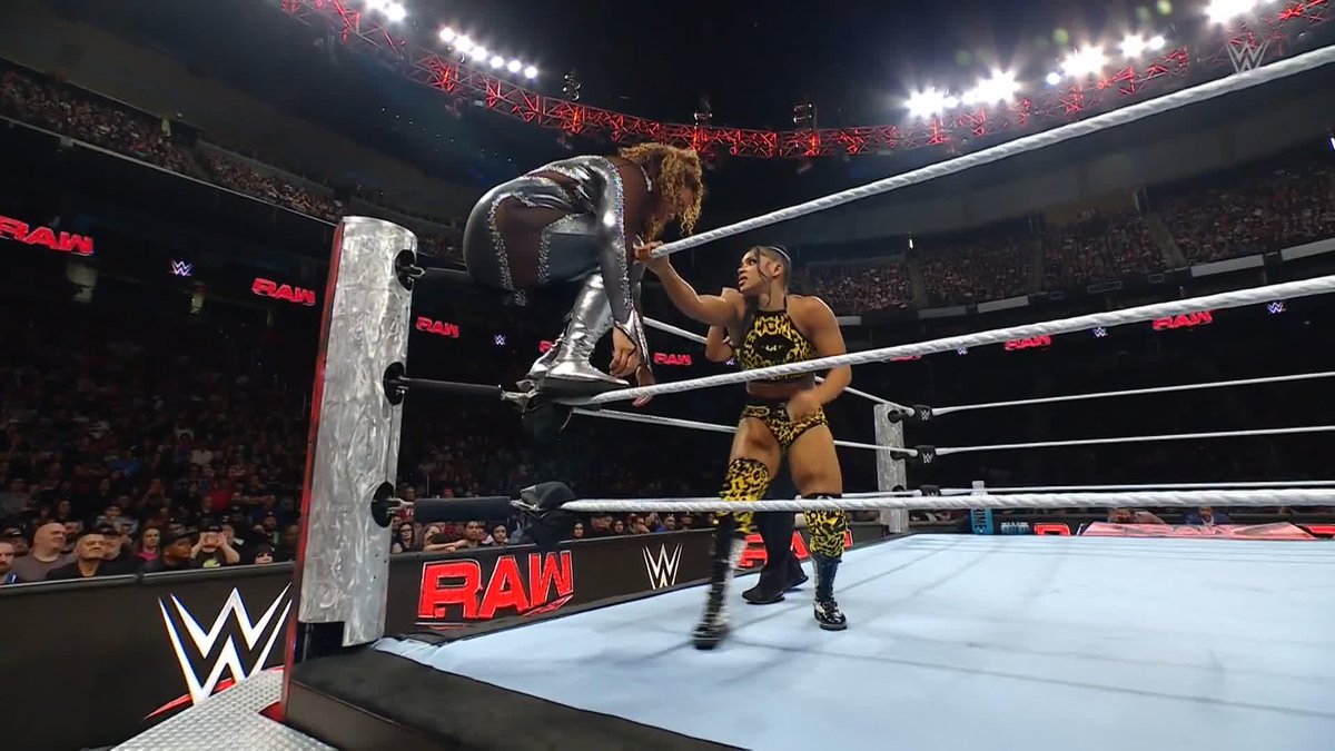 MAIS WHAT ! 😱😱😱 #WWERAW