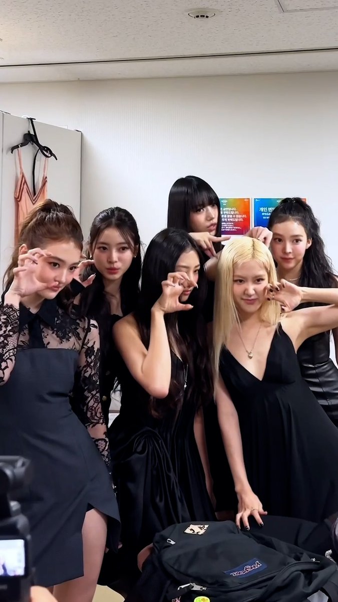 an honor seeing our number one girl @ MAMA! 🥇 TikTok : Shorts : Reels : NAVER TV : #MEOVV #미야오 #ROSÉ #로제 #TOXIC #BODY #toxicgirlwinter #2024MAMA #THEBLACKLABEL