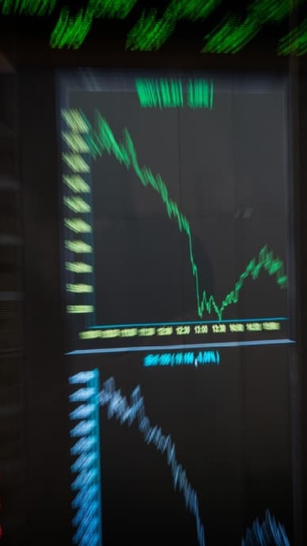 "On est en train de sacrifier la Bourse de Paris" 😞 Alors que Wall Street attire toujours plus d'investisseurs, la Bourse de Paris est moribonde en termes de volume et de croissance.Plusieurs entreprises envisagent d'en sortir. 💬 Marc Fiorentino, éditorialiste BFM Business