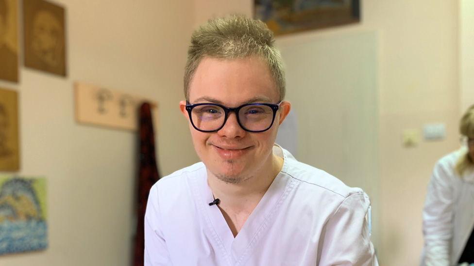 Vuk Trajković je prvi u Srbiji sa Daunovim sindromom zaposlen u zdravstvu za stalno, a ovako izgleda njegov radni dan 👇
