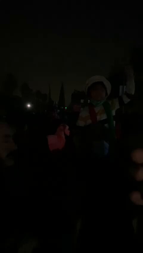 بچے بھی اس وقت احتجاج میں موجود جہاں سنائپرز کے ذریعے عوام پر سیدھی فائرنگ کی جا رہی ہے۔ ہم لے کر رہیں گے آزادی کے نعرے! #احتجاج_سے_انقلاب_تک