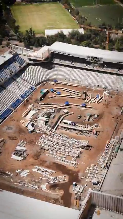 ¡Seguimos preparando todo! 💪 Acá te presentamos las estructuras metálicas que sostendrán las vigas de madera de la cubierta de la Tribuna Sergio Livingstone. #ElSueñoCruzado avanza y va quedando maravilloso 😍🏟️✨