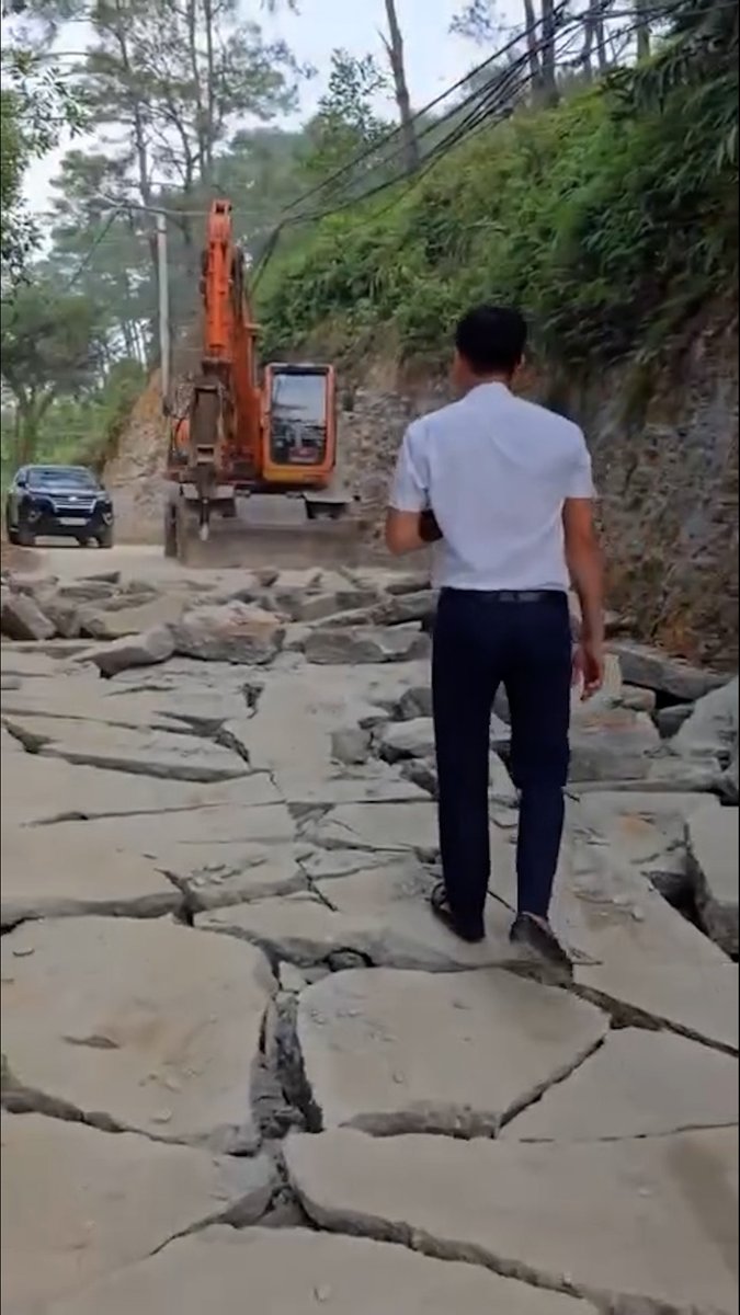 Ngày 12/11 người dân ở thôn Minh Tân, xã Minh Trí đã viết "Đơn kêu cứu khẩn cấp" đề nghị UBND xã Minh Trí dừng cưỡng chế phá dỡ đoạn đường dài gần một km bên hồ Đồng Đò mà người dân đã góp tiền đổ bê tông, và đã được lãnh đạo thôn, xã chấp thuận.
