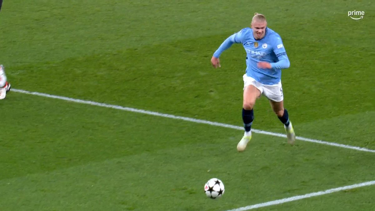 Bart Nieuwkoop going shoulder-to-shoulder with Erling Haaland and WINNING 💪🔥 #UCLonPrime