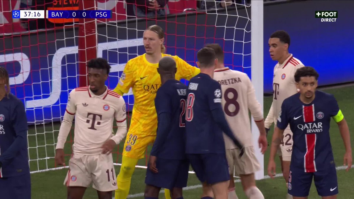 𝗠𝗔𝗜𝗦 𝗖’𝗘𝗦𝗧 𝗣𝗔𝗦 𝗣𝗢𝗦𝗦𝗜𝗕𝗟𝗘 !!! 🫨 Nouvelle erreur du Paris Saint-Germain sur coup de pied arrêté. Nouvelle mauvaise lecture du jeu de la part du gardien parisien… cette fois Safonov. 😬 🎥 CANAL+ Foot