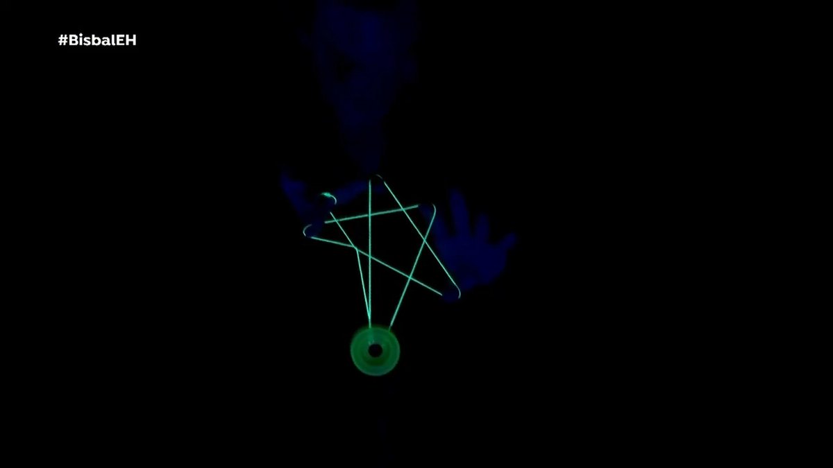 🪀 Quentin Godet nos hipnotiza con su yoyó ultravioleta #BisbalEH
