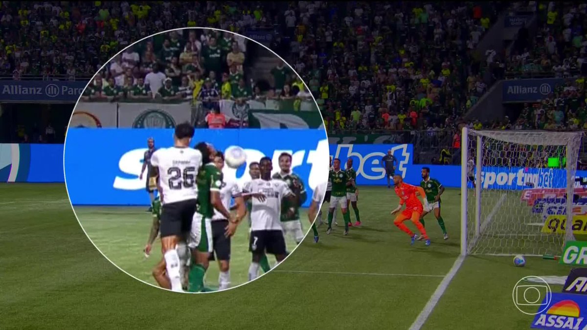 Este foi o lance que originou o escanteio para o gol do Botafogo. Comissão técnica do Palmeiras reclamou muito com o quarto árbitro.