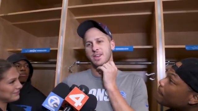 𝗧𝗥𝗘𝗡𝗗𝗜𝗡𝗚: Jahmyr Gibbs and David Montgomery crash Jared Goff's media session 😂 Goff had no idea what was going on.