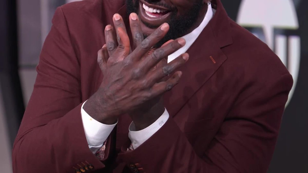 "[Shaq] got 150 businesses. You need to invest in some lotion." 😅 Jalen Rose on Shaq's hands 💀 (via NBA on TNT)