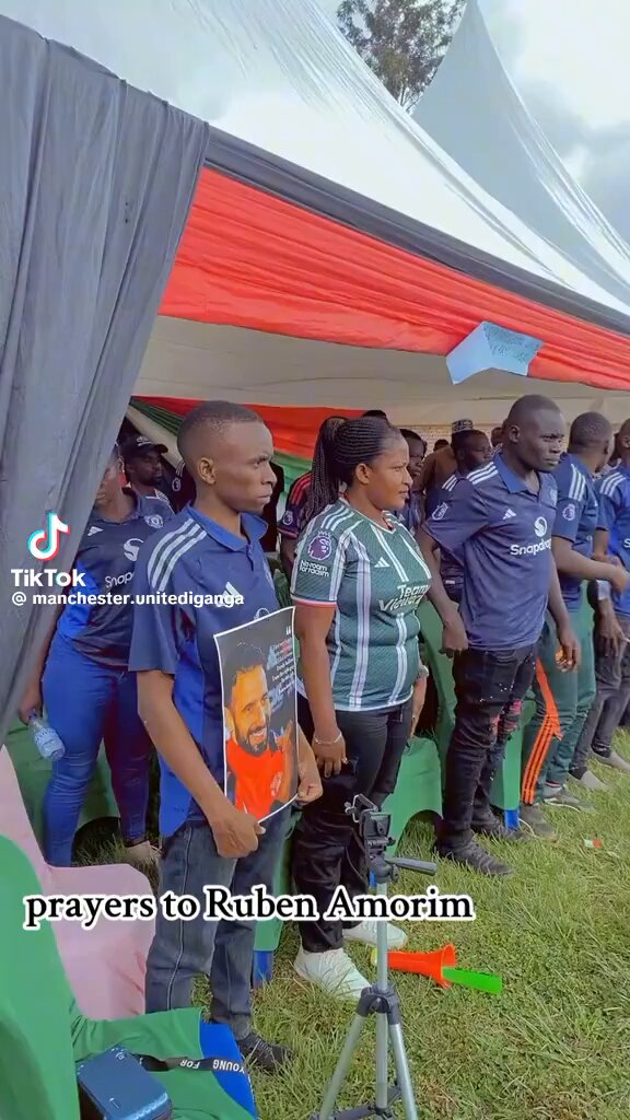 🚨🎥 - Manchester United fans in Uganda praying for the new head coach, Rúben Amorim! 🙏❤️