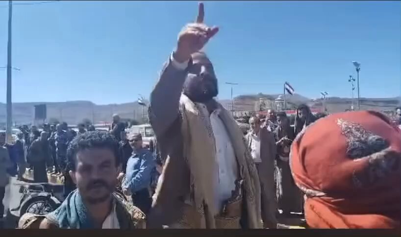 الشيخ محمد سيف الورد احد مشائخ الشعر في محافظة إب يتوعد ويطالب بتسليم قتلة الشيخ صادق ابوشعر والذي قتل على يد مدير قسم شرطة شميله علوي الامير ومسلحيه ...