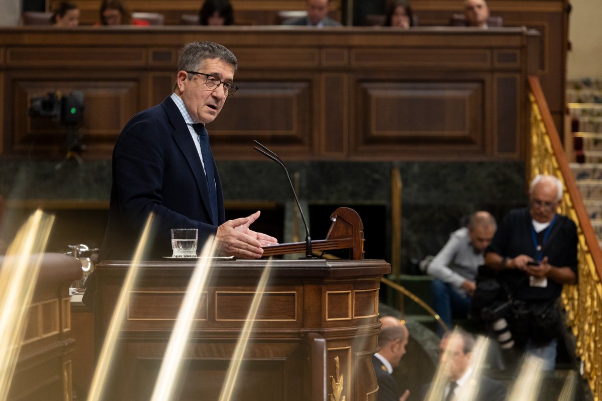El señor Alberto Núñez Feijóo es un peligro para Europa. Cada vez que va a Bruselas pide que se perjudique a España: ➡️ No a los fondos europeos. ➡️ No a la excepción ibérica. ➡️ No a Teresa Ribera. Está haciendo el ridículo, y en política se puede hacer de todo menos el ridículo.
