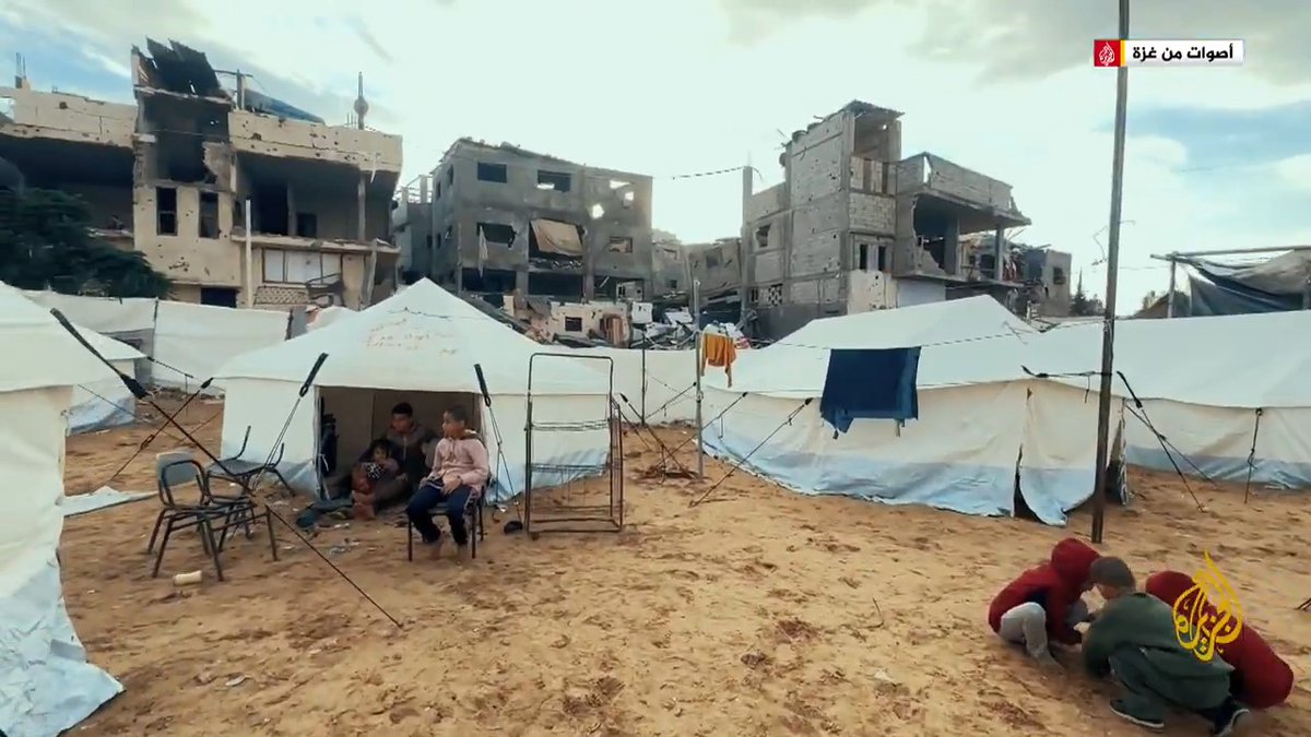 لم يتعافوا بعد من صدمة النزوح تحت القصف.. النازحون من مخيم #جباليا إلى أقرب منطقة شمالي #غزة يجدوا أنفسهم تحت الأمطار الغزيرة التي أوقعت الخيم على رؤوسهم وبللت النائمين في الشوارع دون خيم #أصوات_من_غزة