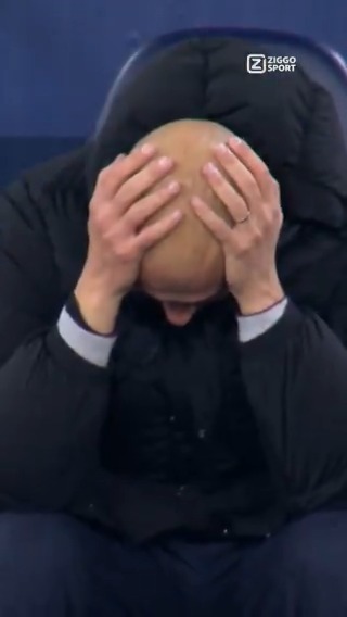 ๐๐๐ ๐๐๐ฉ ๐ข๐ป De trainer ziet het kaartenhuis voor zijn ogen in elkaar donderen ๐ฅ #ZiggoSport #UCL #MCIFEY