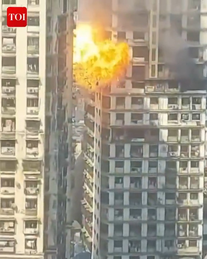#Mumbai | Four people were injured in a fire that broke out at Ansari heights - a 22-storey building in Dongri area of South Mumbai. The four included a fire woman and three residents of the building. The fire is said to have begun owing to an LPG cylinder blast. Details here 🔗
