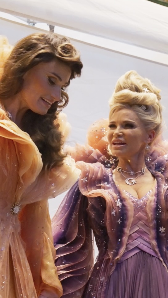 The original Elphaba and Glinda return back to Oz 💚🩷
