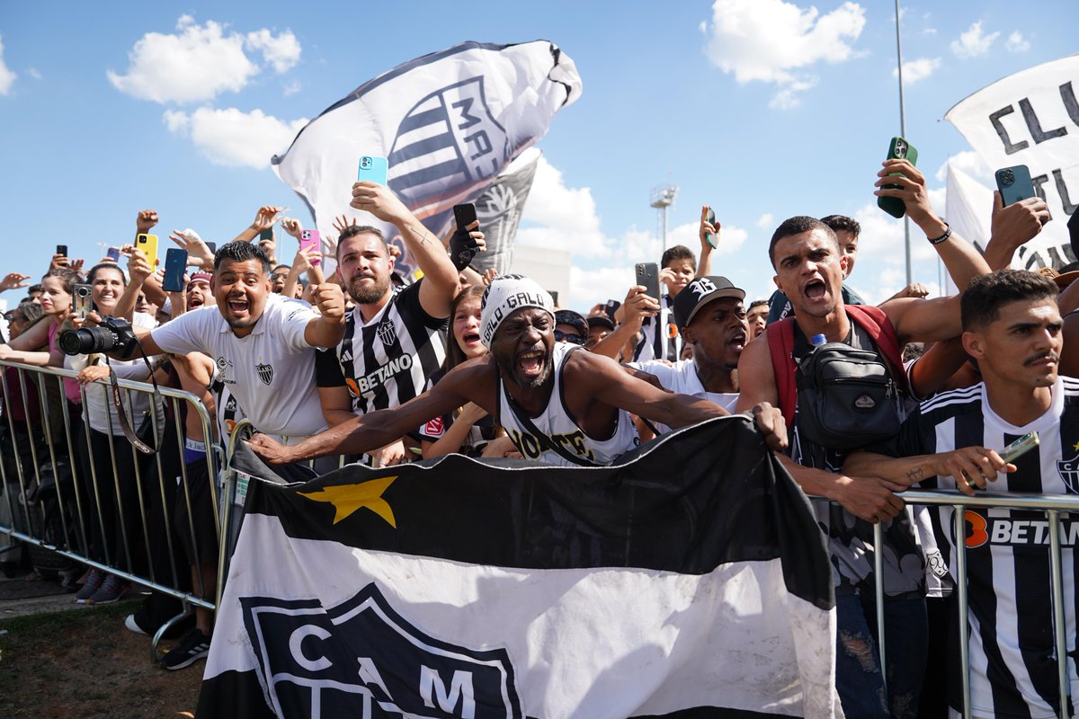 🎥 #oGaloNuncaLutaSozinho: o apoio da Massa no embarque dos nossos atletas! 🏴🏳️ 📺 Ao Vivo, na 🐔 Galotv: Vamo, #Galo ganhar a #Libertadores
