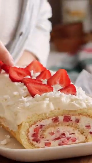Pionono Dulce Casero relleno con Crema y Frutillas, infaltable en esta época 🤤 Receta:
