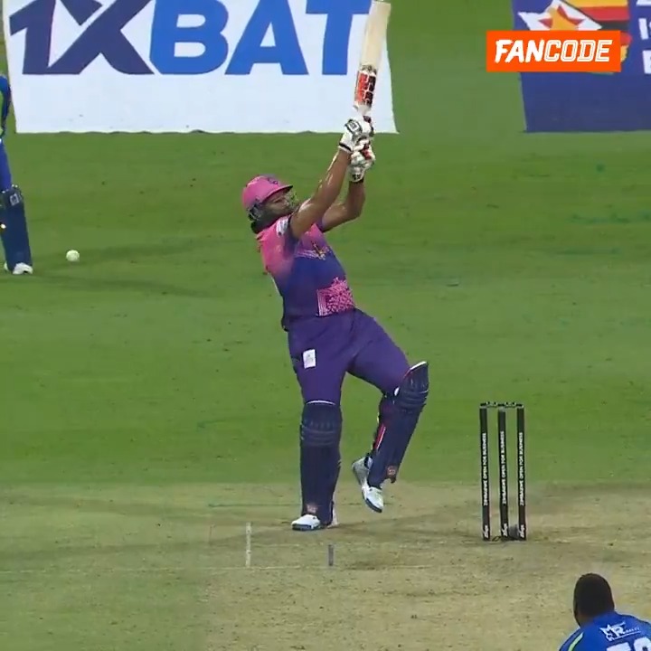 Have you ever seen a batter standing behind the stumps⁉️😳 Kieron Pollard using the crease in a pretty unusual way! 😅 #ADT10onFanCode