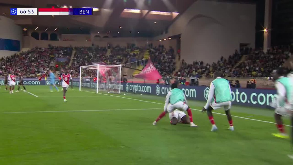 JAJAJSJS COMO SE QUEDA OTAMENDI PARADO Y LEVANTA LA PATA PARA QUE PASE LA PELOTA, ES HORRIBLE ESTE JUBILADO BURRO, BIEN LEJOS DE RIVER LO QUIERO