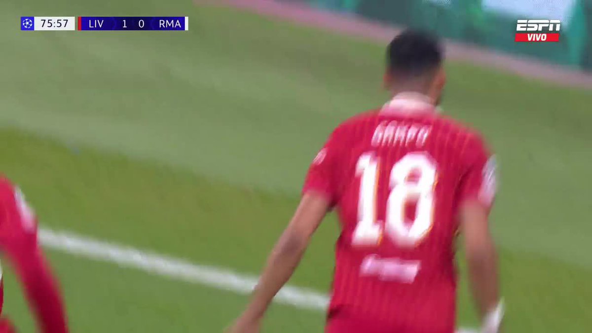 Luis Díaz va abrazar a Gakpo tras su gol con Liverpool frente a Real Madrid, a pesar de que es su competencia directa por el puesto. Compañerismo de Lucho.