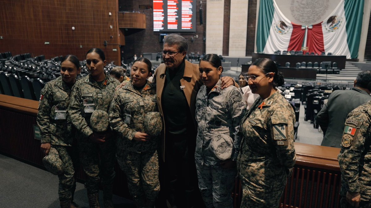 Hoy tuvimos visita de lujo: en el marco del foro “Mujeres Guerreras”, recibimos en la Cámara de H. Cámara de Diputados a elementos femeninos de la Guardia Nacional, así como de la Marina y el Ejército mexicanos. Mi reconocimiento, por su noble labor y valentía.