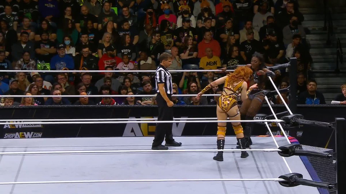 BRUTAL chops in the corner from both competitors! Watch #AEWDynamite LIVE on TBS! JAMIE HAYTER | Queen Aminata クィーンアミナタ