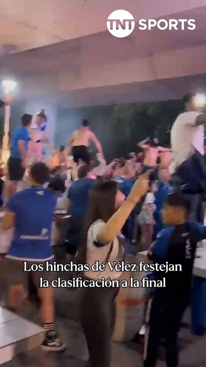🔥 La fiesta de VÉLEZ en el Polideportivo del club tras la victoria ante BOCA en Copa Argentina.