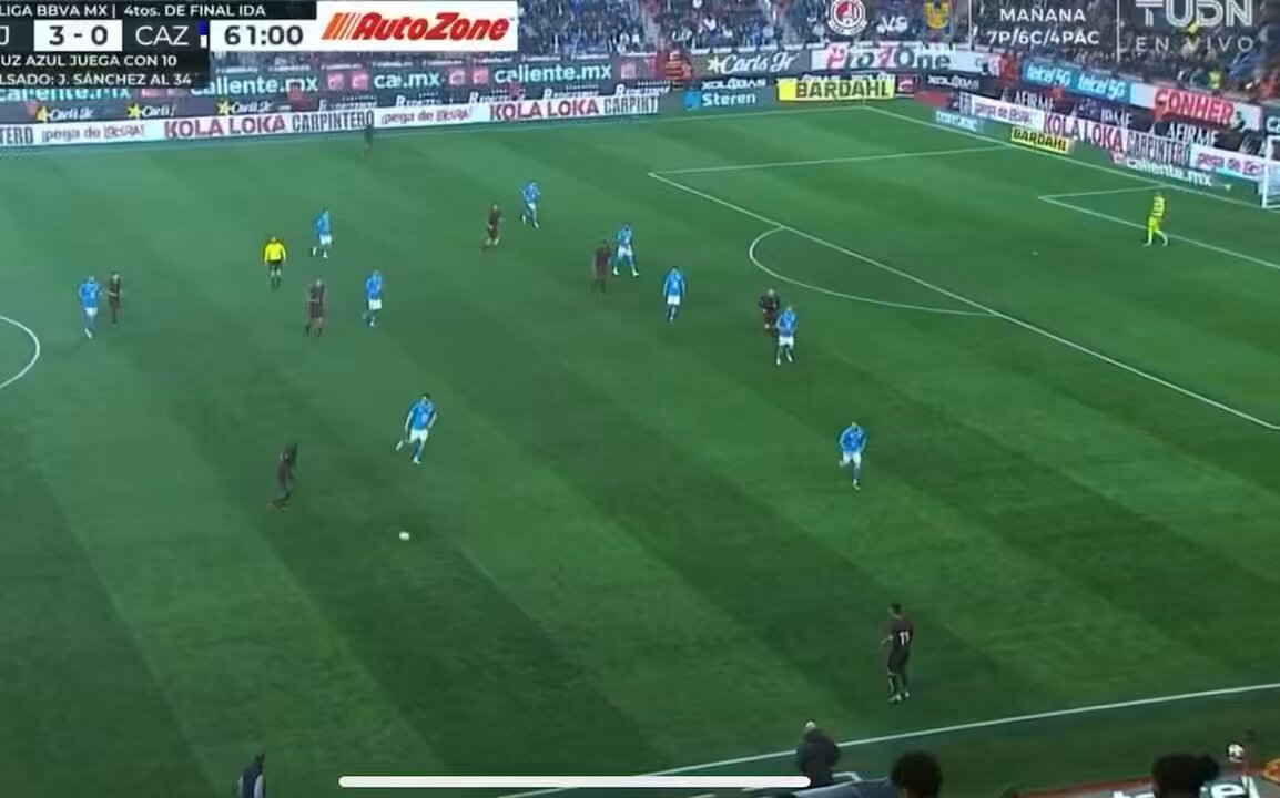 Qué manera de cruzarle la pelota de Tijuana a Cruz Azul. Esto mencioné durante la transmisión que a Toluca le faltó hacer frente al América. Los viejos entrenadores (los de la vieja guardia, muy valiosos aunque hoy no se les da crédito frente a entrenador moderno) te insistían mucho con esto cuando enfrentabas a una línea de 5. Besheza 🫶🏽