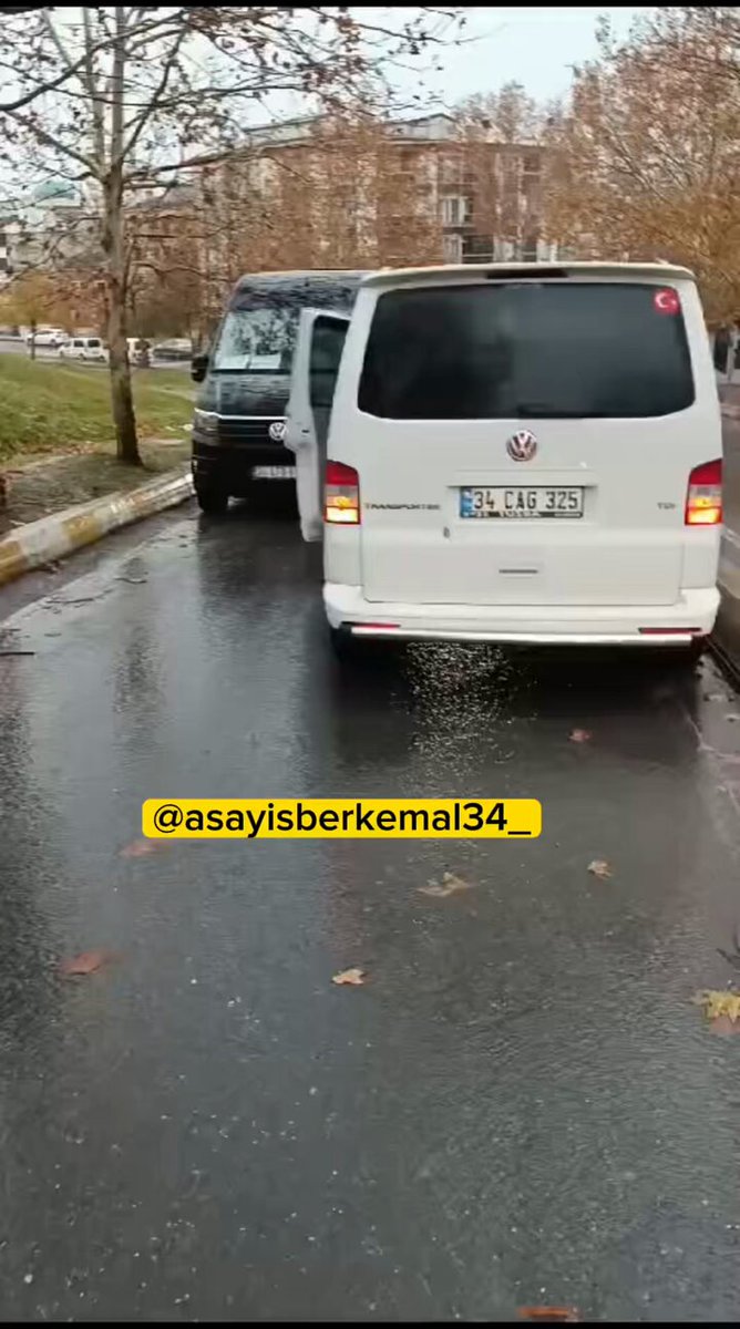 Esenyurt’ta ters yöne giren sürücü bir motorcuya çarparak yoluna devam etti.