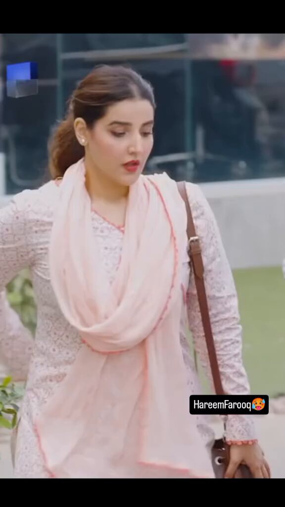 ہر ﻋﻮﺭﺕ ﮐﮯ ﺍﻧﺪﺭ جوش بھری ﺟﻮﺍﻧﯽ، شہوت سے لبریز جذبات، جنون، بے باکی سے بھری ہوئی ادائیں اور وحشیہ عورت چھپی ہوتی ﮨﮯ ﻟﯿﮑﻦ ﻭﮦ ﺍن تمام محبت سے لبریز اداؤں کو اپنے من چاہے مرد کے سامنے ایک گلدستے میں رکھ کر پیش کرتی ہے 📸 HAREEM FAROOQ #ActressStalker